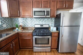 2 17th St SE, Unit 202 in Washington, DC - Foto de edificio - Building Photo