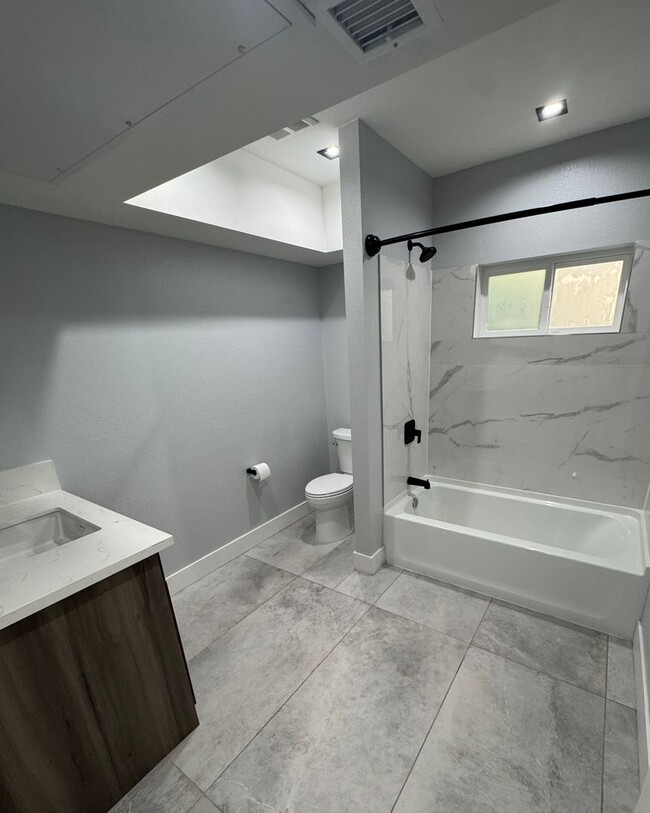 14833 Erwin St in Los Angeles, CA - Building Photo - Building Photo