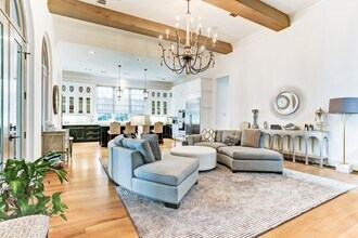 1104 Mosaico Ln in Houston, TX - Foto de edificio - Building Photo
