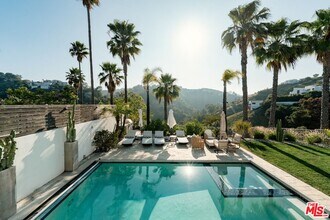 2029 Mt Olympus Dr in Los Angeles, CA - Building Photo - Building Photo