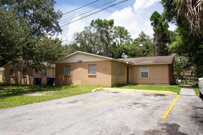 5119-5128 Seneca Ave in Tampa, FL - Foto de edificio - Building Photo