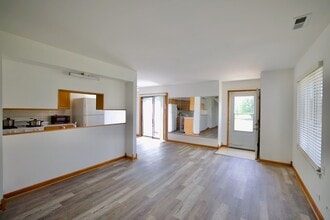 1483 Cornell Ct in Hoffman Estates, IL - Foto de edificio - Building Photo