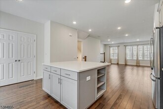 27 Gala Ct in Livingston, NJ - Foto de edificio - Building Photo