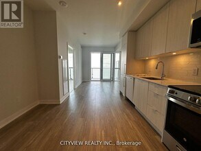 430 Square One Dr in Mississauga, ON - Building Photo - Building Photo