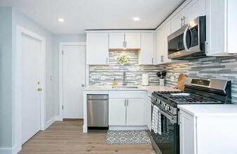 14 Brinley St in Newport, RI - Building Photo - Building Photo