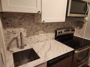 220 Main St, Unit 4L in New Hartford, CT - Foto de edificio - Building Photo