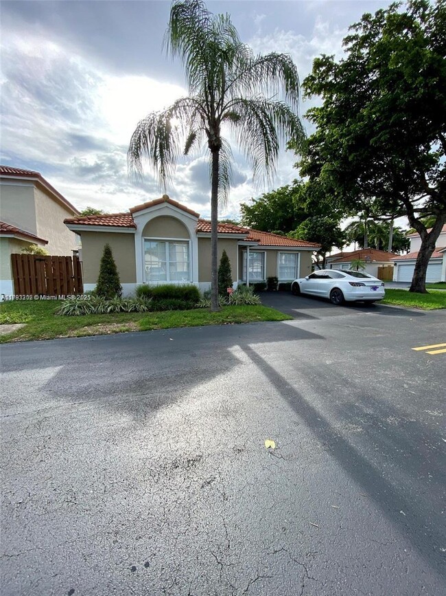 5596 NW 102nd Ct in Doral, FL - Building Photo - Building Photo