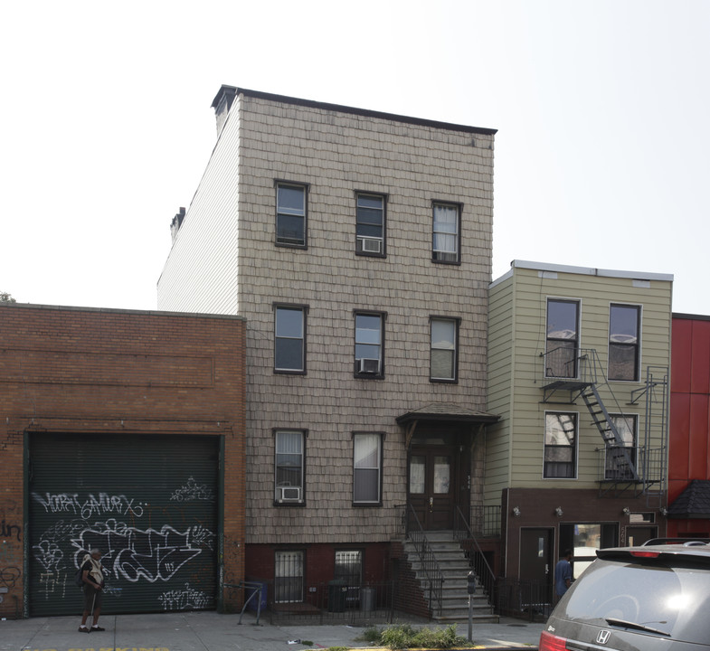 566 Metropolitan Ave in Brooklyn, NY - Building Photo