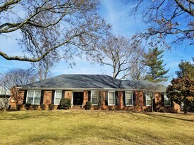 8203 Camberley Dr in Louisville, KY - Building Photo