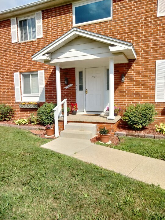 3462 Ridgecliffe Dr in Flint, MI - Building Photo