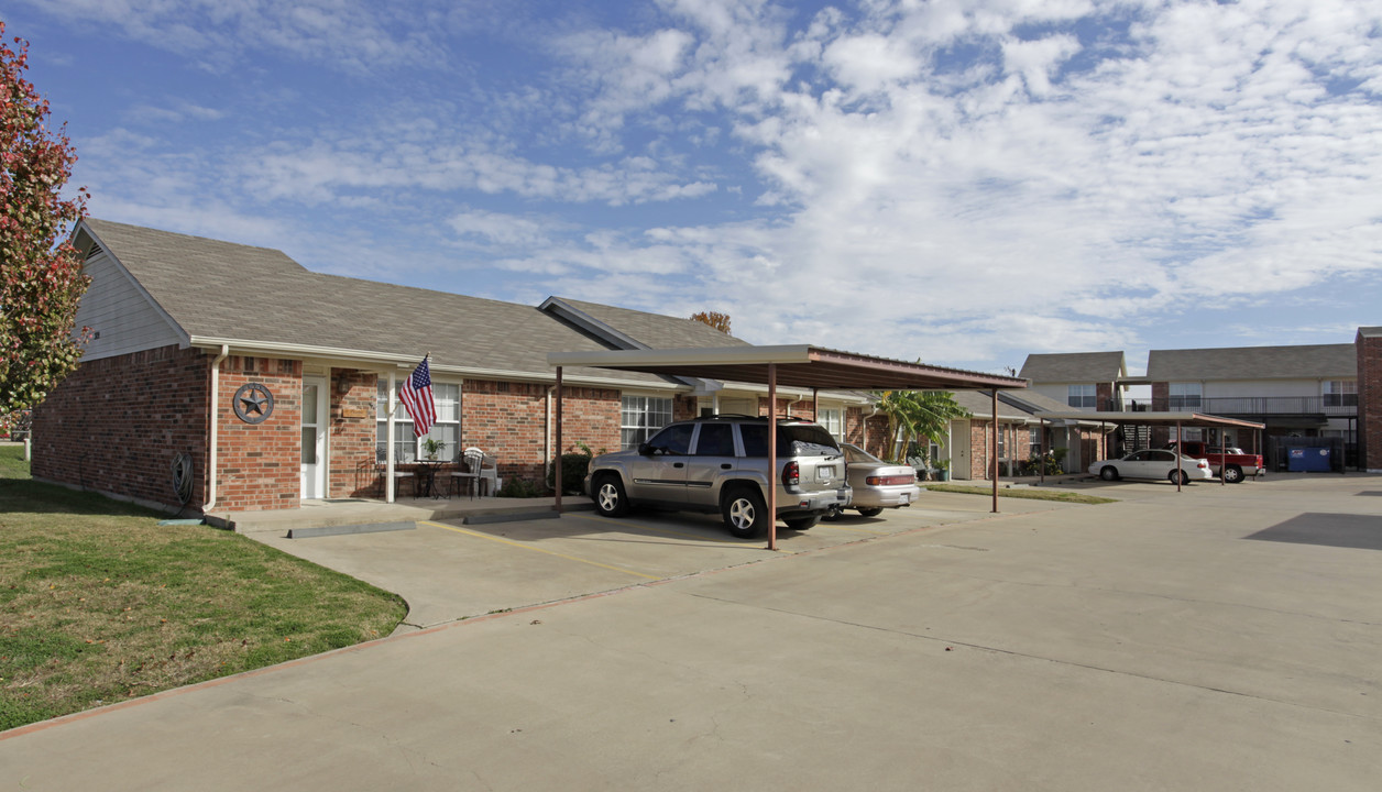 Brentwood Apartments in Burleson, TX - Foto de edificio