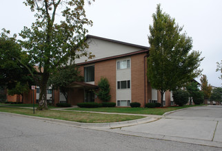 Colonial Place Apartments in Lansing, MI - Building Photo - Building Photo