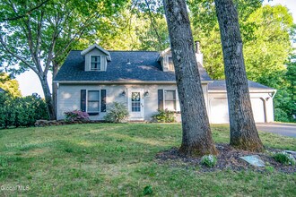15 Longwood Dr in Clifton Park, NY - Building Photo - Building Photo