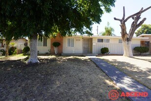 2820 St Marys St in Bakersfield, CA - Building Photo
