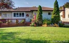 486 Poplar Ln in East Meadow, NY - Foto de edificio