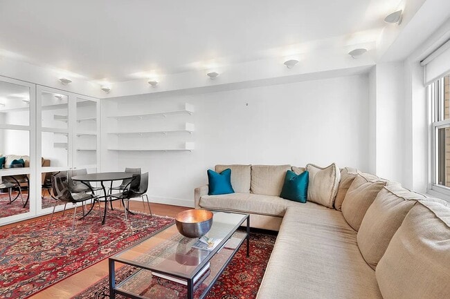 20 E 9th St in New York, NY - Building Photo - Building Photo