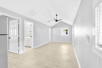 551 1/2 Wildwood Way in Clearwater, FL - Building Photo - Building Photo