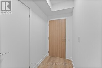 395 Square One Dr in Mississauga, ON - Building Photo - Building Photo