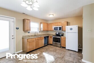2122 Summer Breeze Way in Greenwood, IN - Building Photo - Building Photo