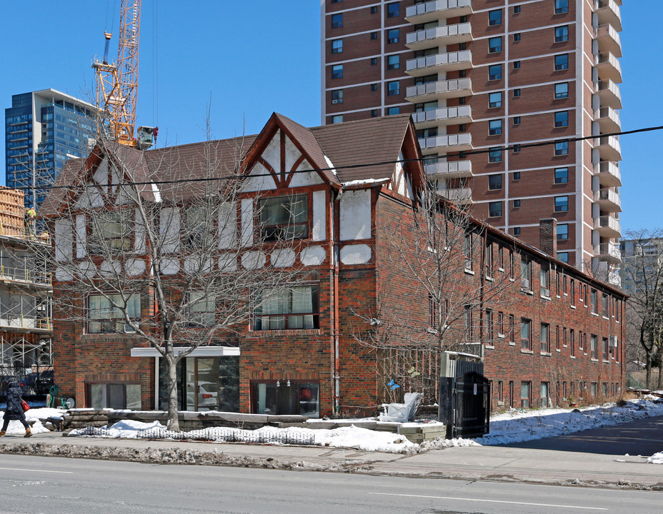 561 Jarvis St in Toronto, ON - Building Photo