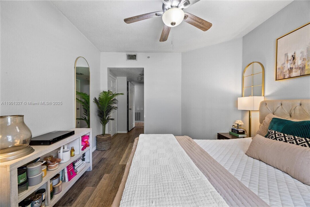 2544 Centergate Dr in Miramar, FL - Foto de edificio