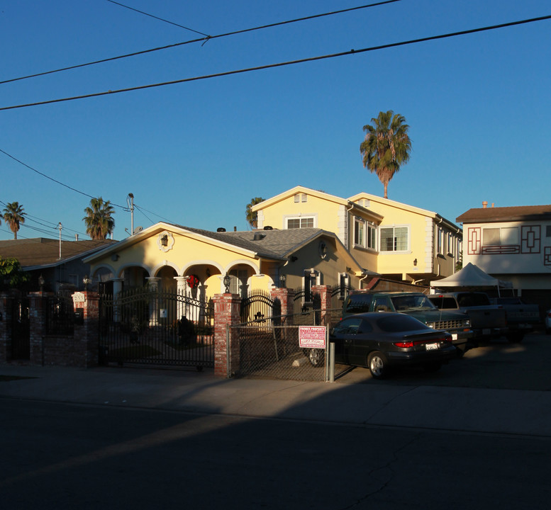 233 W Elm Ave in Burbank, CA - Building Photo