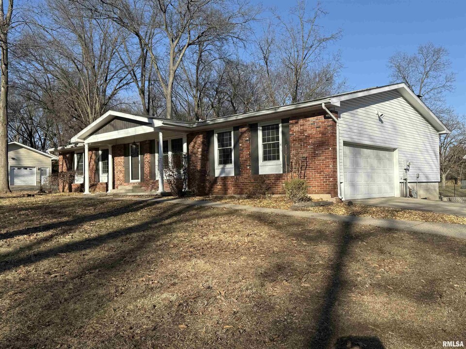 16 Webster Hill Estates in Mount Vernon, IL - Building Photo