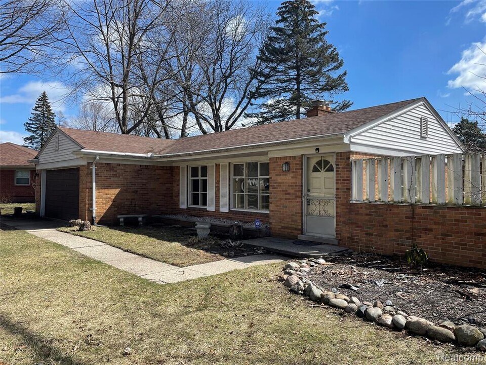 38330 Newcastle St in Clinton Township, MI - Building Photo