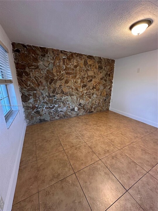 6131 SW 39th St-Unit -East in Miramar, FL - Building Photo