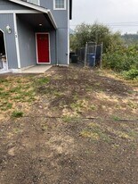 13 W 4th St in Lowell, OR - Building Photo