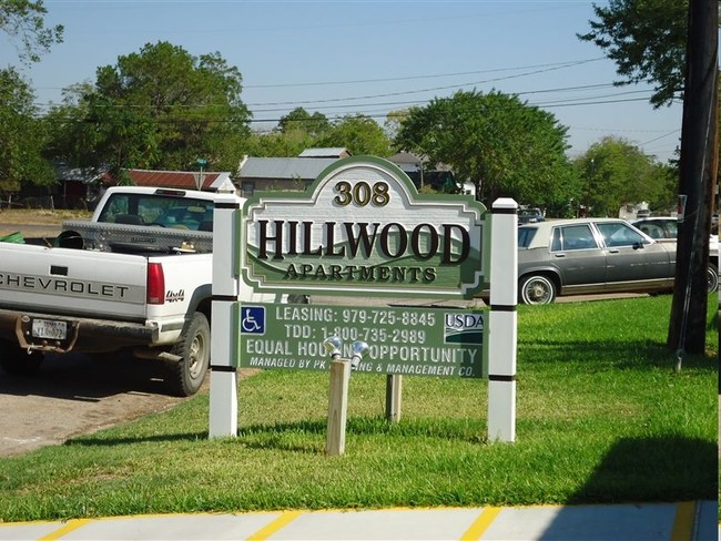 Hillwood Apartments in Weimar, TX - Foto de edificio - Building Photo