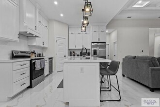 7425 Lake Havasu in Brownsville, TX - Foto de edificio - Building Photo