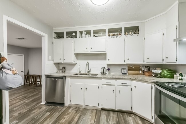 property at 1102 W Hart Ave