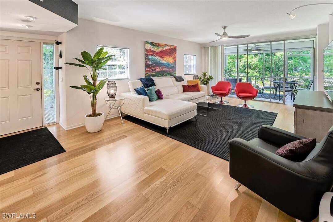 6910 Satinleaf Rd N in Naples, FL - Building Photo