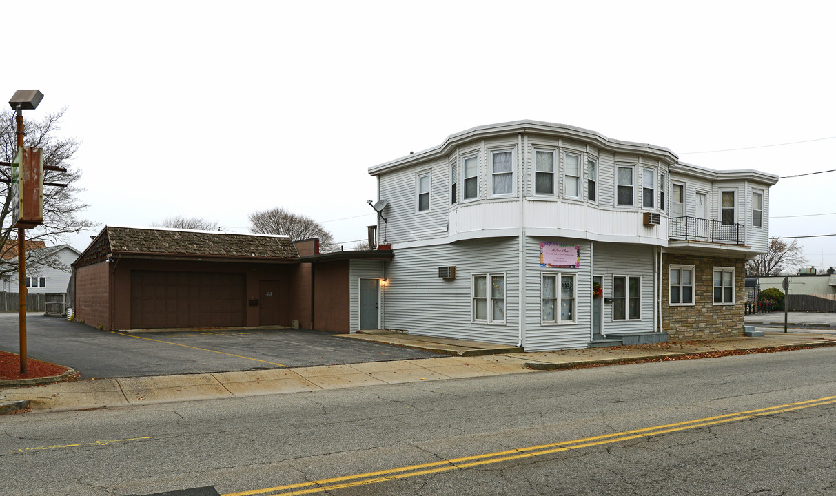 1801-1803 Cranston St in Cranston, RI - Building Photo