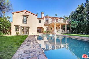 725 Foothill Rd in Beverly Hills, CA - Building Photo