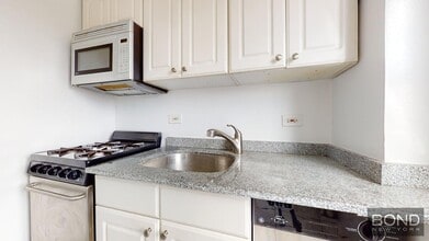 95 Christopher St in New York, NY - Building Photo - Building Photo