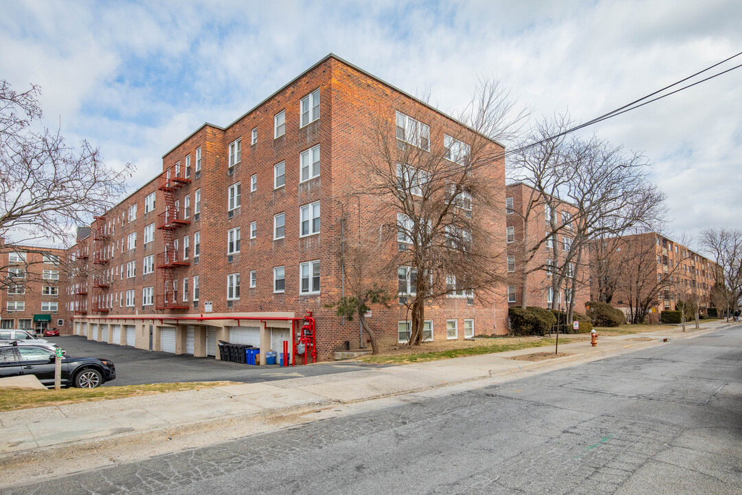120 Clinton Ave in Mineola, NY - Building Photo