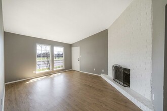 4900 E Stassney Ln in Austin, TX - Foto de edificio - Building Photo