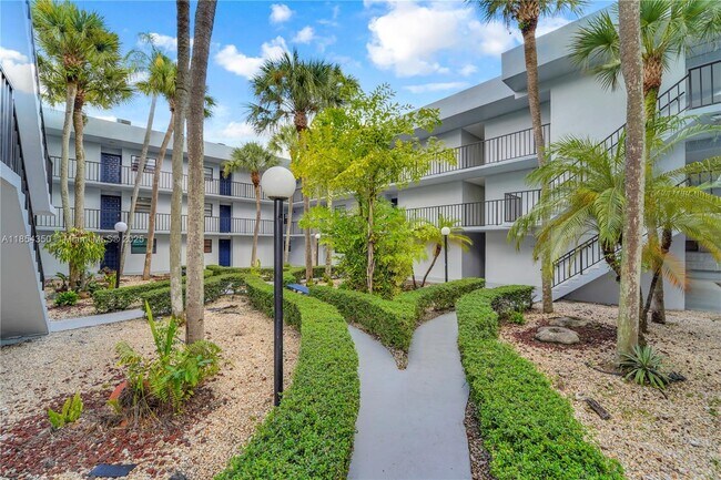 10825 SW 112th Ave in Miami, FL - Building Photo - Building Photo