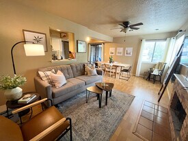421 W San Antonio St, Unit D4 in San Marcos, TX - Building Photo
