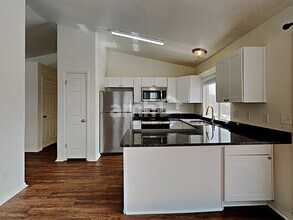 2277 W 2300 N in Clinton, UT - Foto de edificio - Building Photo