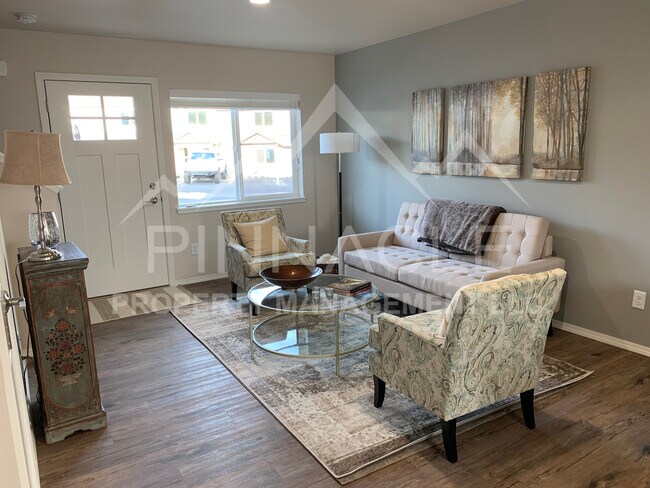 615 N 1st St in Selah, WA - Foto de edificio - Building Photo