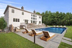 490 Montauk Hwy in Southampton, NY - Building Photo