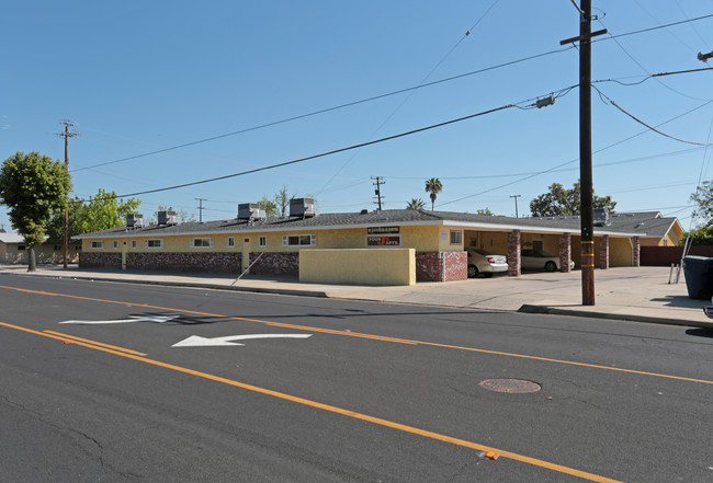 Four J Apartments in Clovis, CA - Building Photo - Building Photo