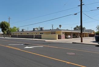 Four J Apartments in Clovis, CA - Foto de edificio - Building Photo