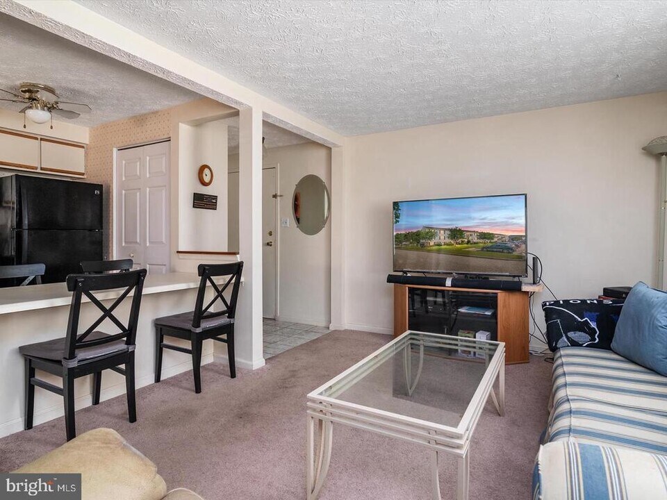 8028 Abbey Ct in Pasadena, MD - Building Photo