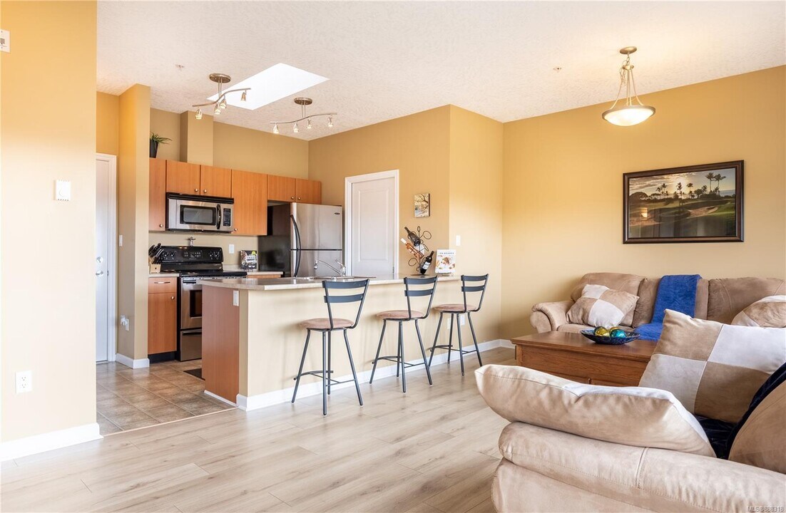 2747 Jacklin Rd in Victoria, BC - Building Photo