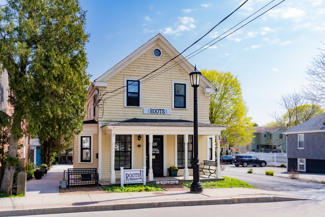 74 Maple Ave in Barrington, RI - Building Photo