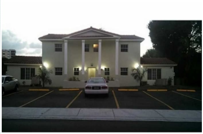 9006 NW 38th Dr in Coral Springs, FL - Foto de edificio